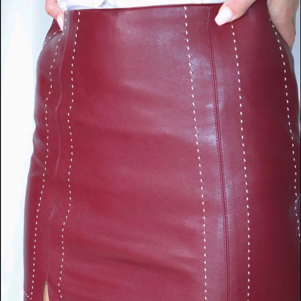 NWT Le Glace Wine Mini Skirt